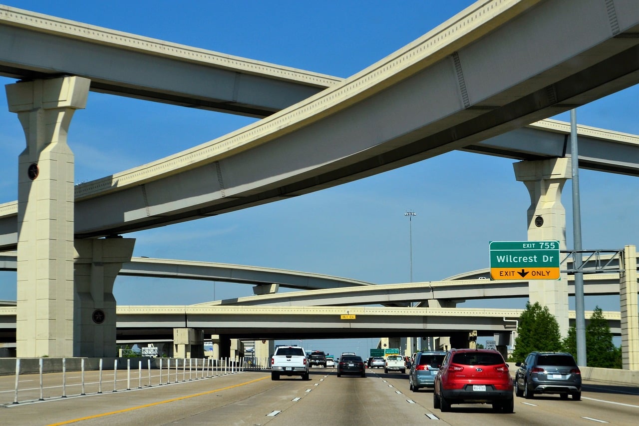 Traffic is high. Шоссе Katy Freeway. Автодорожная компания. Музыкальные дороги в Америке. Texas Highway.